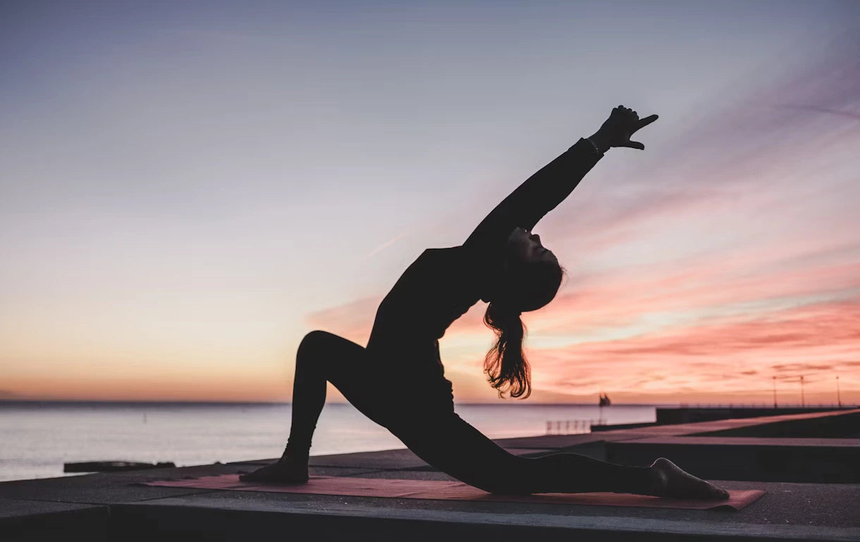 Un espacio de yoga con luces de neón